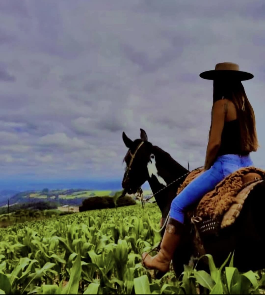 ​🐎 A Força do Cavalo e a Liberdade da Mulher Guiada por Jesus